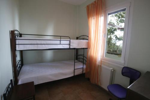 two bunk beds in a room with a window at Meltemi in Xilosírtis