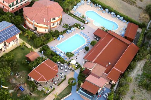 an overhead view of a resort with a swimming pool at Club Esse Aquilia Beach Village in Badolato