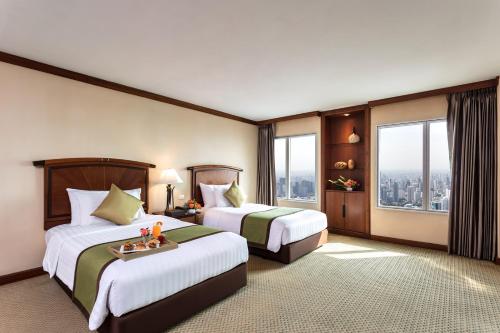 Un pat sau paturi într-o cameră la Baiyoke Sky Hotel