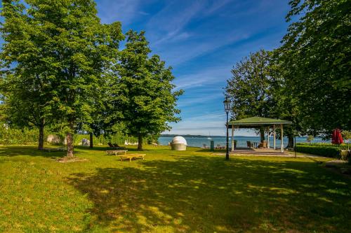 einen Park mit einem Picknicktisch und einem Pavillon in der Unterkunft The Starnbergsee Hideaway in Seeshaupt