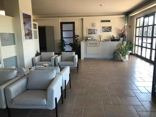 hol z kanapami i krzesłami w budynku w obiekcie Villa Nadar w mieście Altopascio