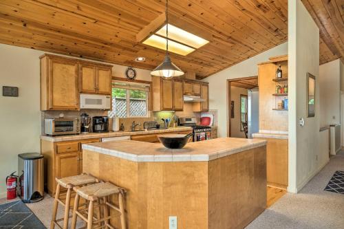 Dapur atau dapur kecil di Near Hiking Home with Deck in Twain Harte!