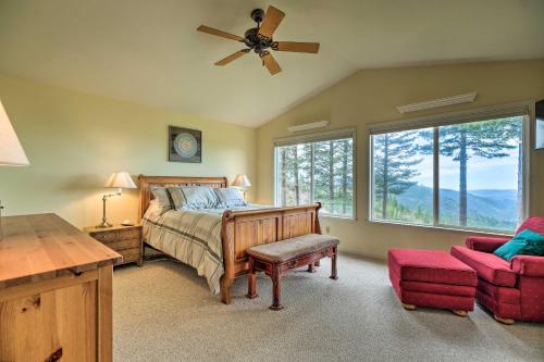 1 dormitorio con 1 cama, ventilador y silla en Pet-Friendly Mtn Home with Deck, Half-Mi to Hiking! en Twain Harte