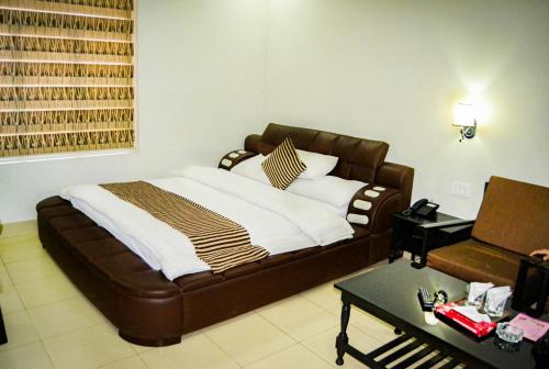 Un pat sau paturi într-o cameră la Hotel Akbar International