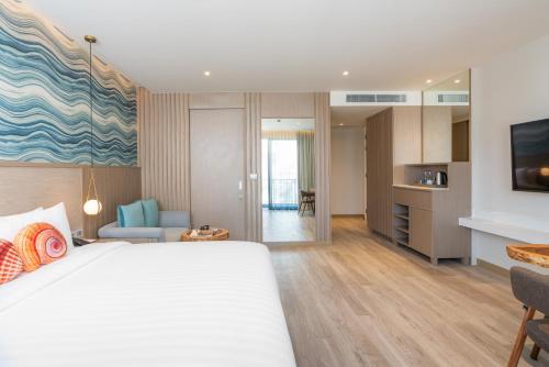 Maven Stylish Hotel Hua Hin tesisinde bir odada yatak veya yataklar