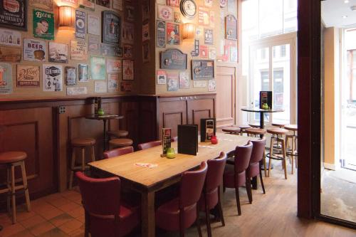 a restaurant with a table and chairs in a room at Durty Nelly's Inn in Amsterdam