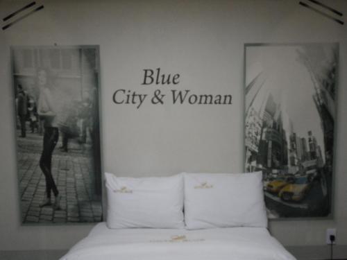 Postel nebo postele na pokoji v ubytování Songdo Blue Hotel