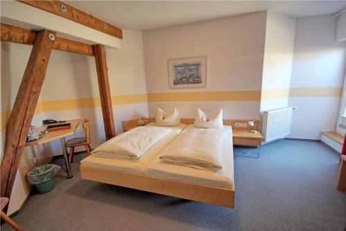 een slaapkamer met een bed en een bureau. bij Lechstedter Obstweinschänke in Bad Salzdetfurth