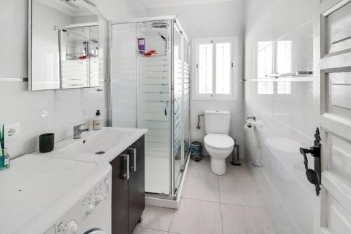 Capistrano Village B, 1 bedroom + free wi-fi في نيرخا: حمام أبيض مع دش ومرحاض