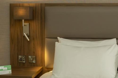 Katil atau katil-katil dalam bilik di Holiday Inn Nottingham by IHG