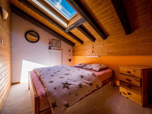 um quarto com uma cama e um tecto de madeira em Appartement cosy au centre de Grimentz em Grimentz