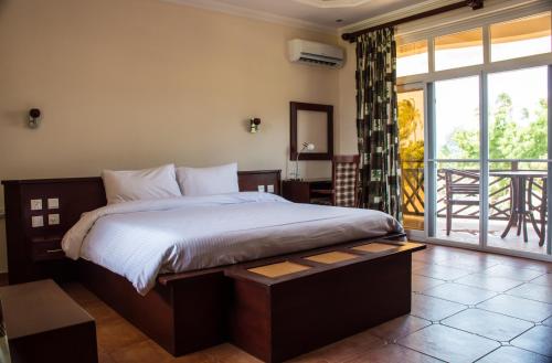 Un pat sau paturi într-o cameră la Sunrise Beach Resort