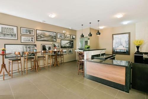 a kitchen with a bar and a dining room at Araçatuba Plaza Hotel in Araçatuba
