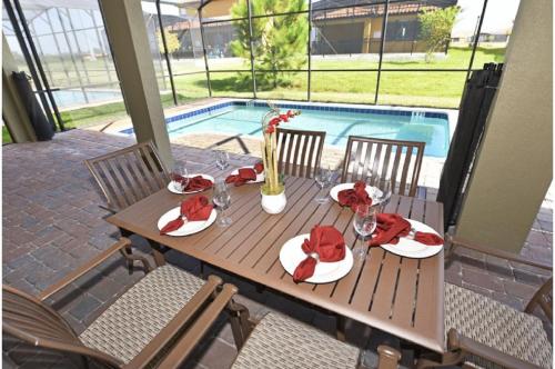 una mesa de madera con platos de comida en el patio en Holiday Villas of Davenport, en Davenport