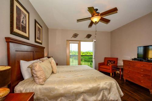 Katil atau katil-katil dalam bilik di Mountain View Condos #3505
