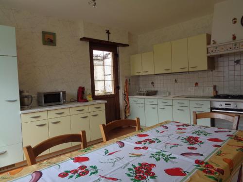une cuisine avec une table recouverte d'une nappe dans l'établissement Chez Georges et Colette, à Saasenheim