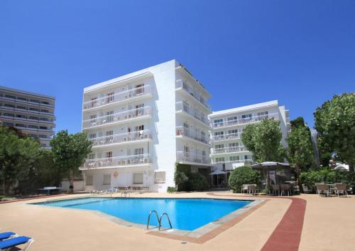 um hotel com piscina em frente a um edifício em Hotel Villa Garbí em Lloret de Mar