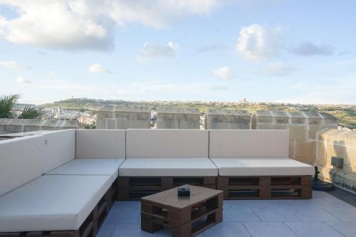Ein Balkon oder eine Terrasse in der Unterkunft GetawayNpetto Private Duplex Maisonette with Jacuzzi Hot Tub