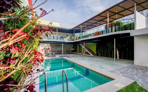 una vista exterior de una casa con piscina en Hotel San Pablo en Cholula