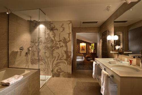 Ванная комната в Hotel La Lanterne & Spa