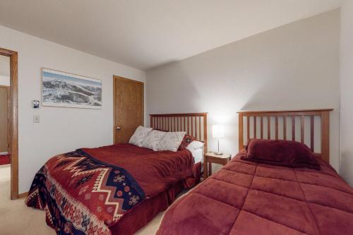 Ein Bett oder Betten in einem Zimmer der Unterkunft Snowdance Manor 205