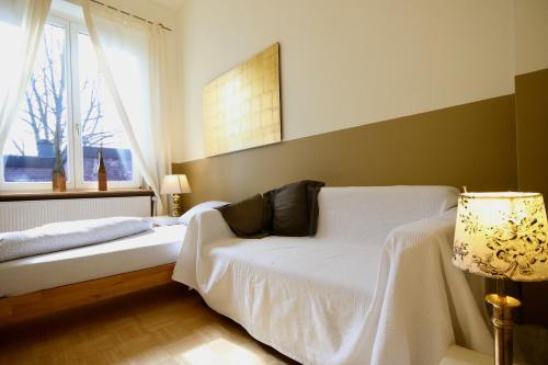 una camera con un letto bianco e una finestra di Moderne Studio Apartments und 4 Zimmer Wohnungen in Oberhausen, ideal für Geschäftsreisende und Monteure a Oberhausen