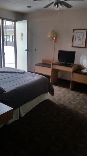 Postel nebo postele na pokoji v ubytování Rimbey Motor Inn