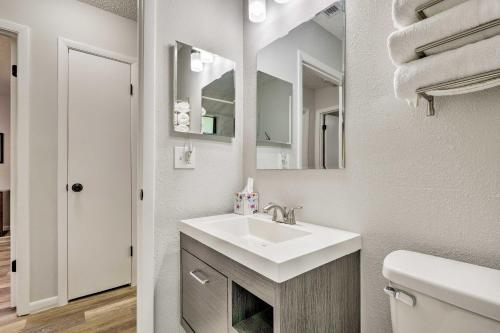 Baño blanco con lavabo y aseo en Crystal River Escape - Fish, Hike, and Dine Nearby!, en Crystal River