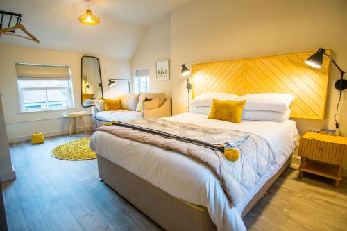 Leeming Bar的住宿－Exelby Green Dragon，一间卧室配有一张大床和一张沙发