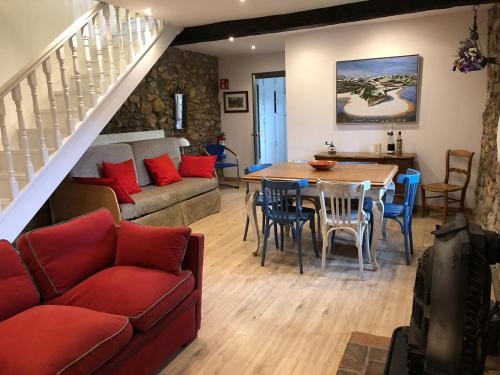 una sala de estar con un sofá y una mesa en CASA RURAL DOSAL, en Ruiseñada