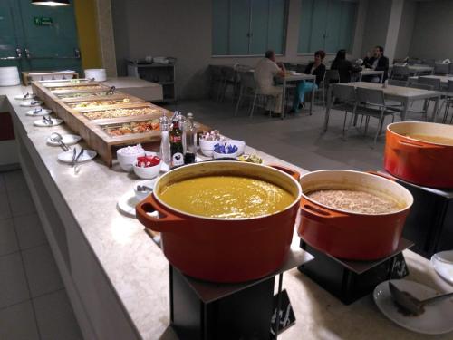 een buffetlijn met kommen soep en eten bij Apto Resort Olimpia in Olímpia