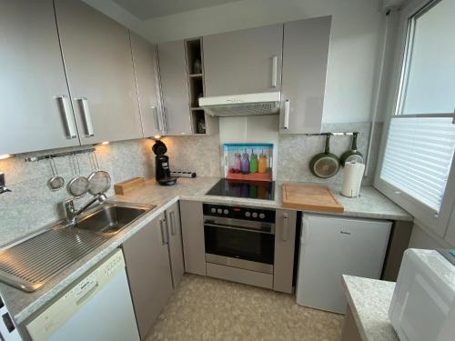Η κουζίνα ή μικρή κουζίνα στο Apartment mit Sonnenbalkon und NETFLIX im Zentrum