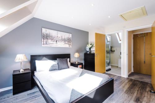 - une chambre avec un grand lit et deux lampes dans l'établissement Bright&Modern Contractor House by Niji Short Stays, à Manchester