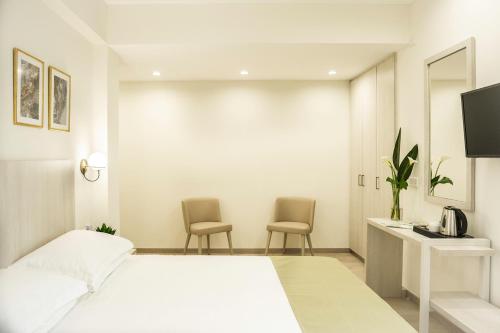 Μια τηλεόραση ή/και κέντρο ψυχαγωγίας στο Roseum Boutique Hotel