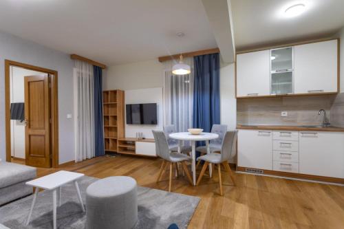 Η κουζίνα ή μικρή κουζίνα στο Vila Borova Zlatibor Apartments