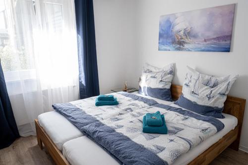 ein Schlafzimmer mit einem Bett mit blauen Handtüchern darauf in der Unterkunft Witte Kliff Helgoland in Helgoland