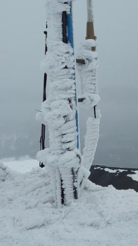 une structure recouverte de neige au sommet d'une montagne dans l'établissement APARTAMENT z aneksem kuchennym BARBARKI, à Solina