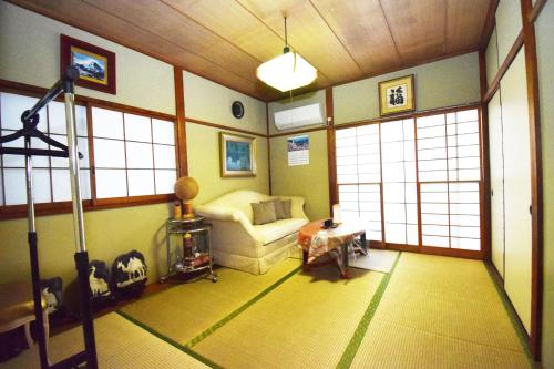 una sala de estar con un sofá y una mesa en Oasis Minamiyukigaya, en Tokio