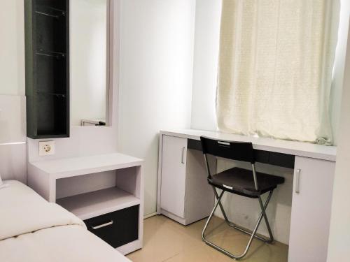Koupelna v ubytování Compact and Cozy Tamansari Mahogany Studio Apartment By Travelio