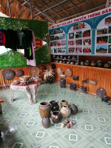einen Tisch mit Töpfen und Vasen darüber in der Unterkunft Yen Minh Hotel Thien An in Na Thôn