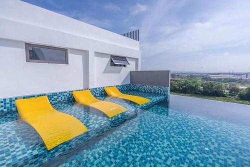 Casa Suite Homestay D'Imperio Professional Suite tesisinde veya buraya yakın yüzme havuzu