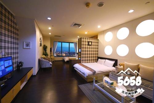 a bedroom with a bed and a television in it at 85 Vacation ApartHotel in Kaohsiung