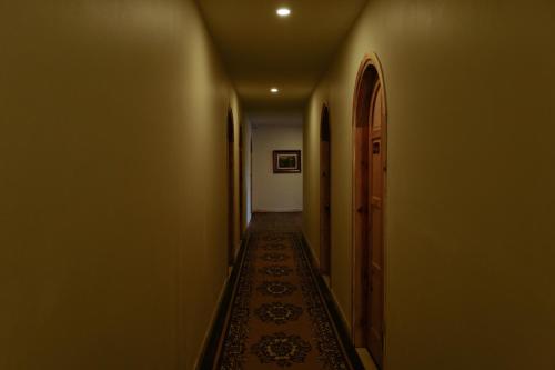 an empty hallway with a hallwayngthngthngthngthngthngthngthngthngthngth at Lacasa May in Da Lat