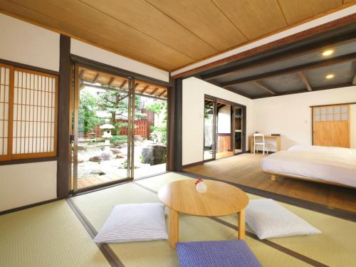 Takekara的住宿－NIPPONIA HOTEL Takehara Saltworks Town，一间卧室配有一张床和一张桌子