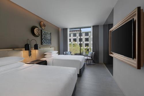 Katil atau katil-katil dalam bilik di Four Points by Sheraton Phuket Patong Beach Resort