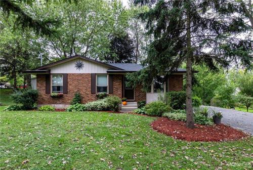 Foto dalla galleria di Boho Cottage - Hot tub and close to Beach a Fort Erie