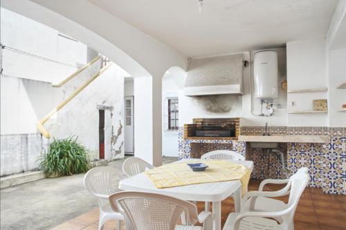 a kitchen and dining room with a table and chairs at Captain Pisco's Palheiro - Great Location in Costa Nova