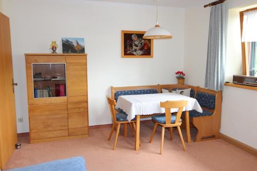 una cucina con tavolo e sedie in una stanza di Ferienwohnung Maag a Lechbruck