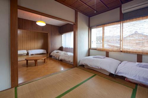 ゲストハウス メグルヤ 中山道柏原宿 emeletes ágyai egy szobában