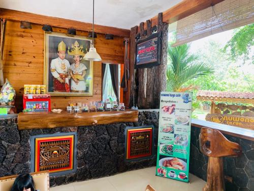 un restaurante con una pared de piedra y un mostrador en Nuwono Tasya Syariah, en Bandar Lampung